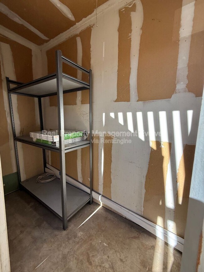 Building Photo - 2146 E 10th St