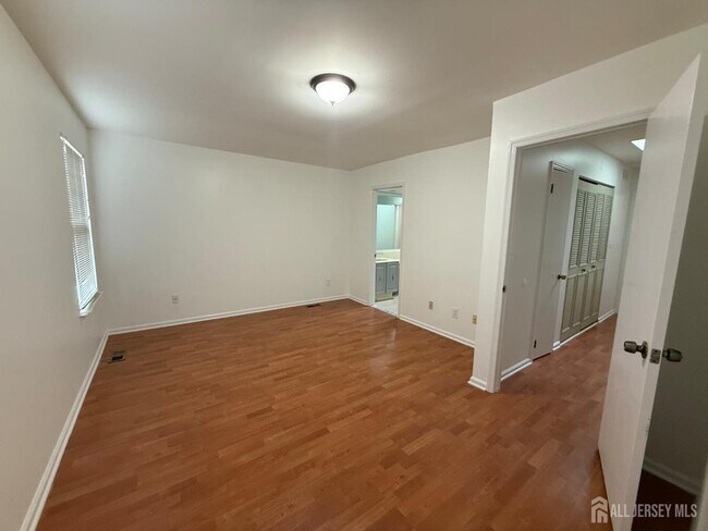 Building Photo - 405 Maplecrest Rd