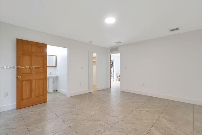 Building Photo - 15730 SW 103rd Ave