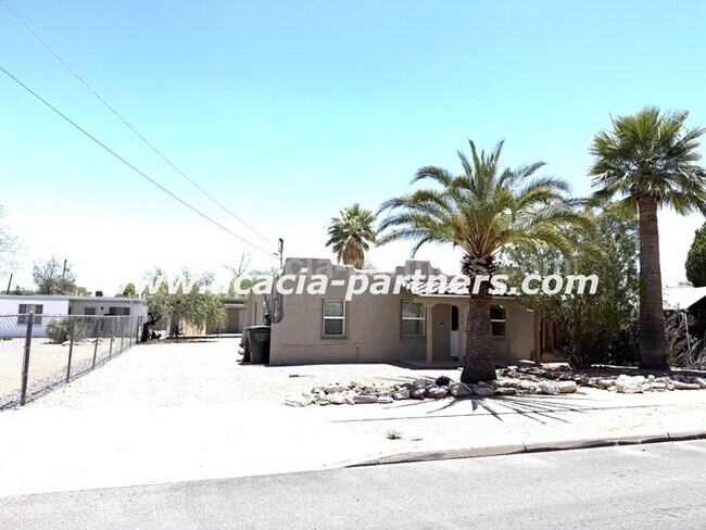 Building Photo - 2 Bedroom home on a large lot