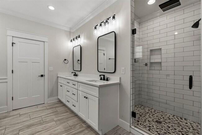 Building Photo - 633 Village Way