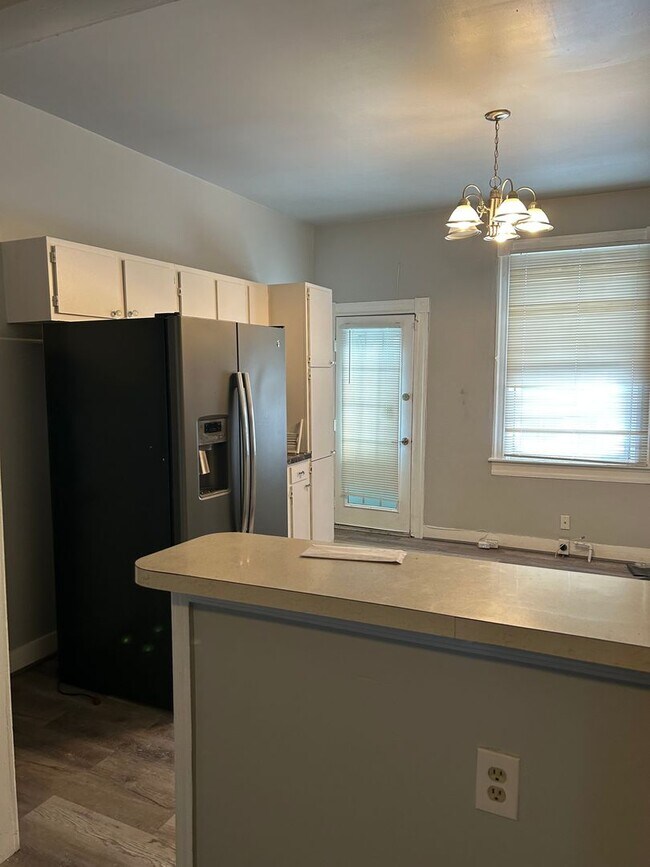 Building Photo - Spacious 3 Bedroom Townhome
