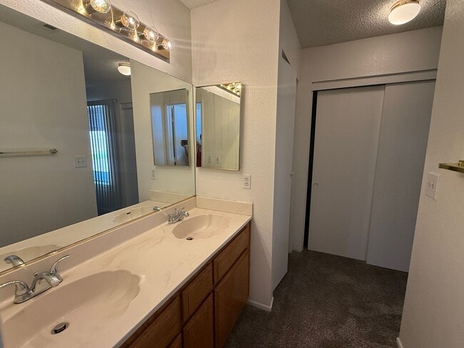 Building Photo - Silverlake's Home- 3 Bedrooms, 2 Bathrooms...