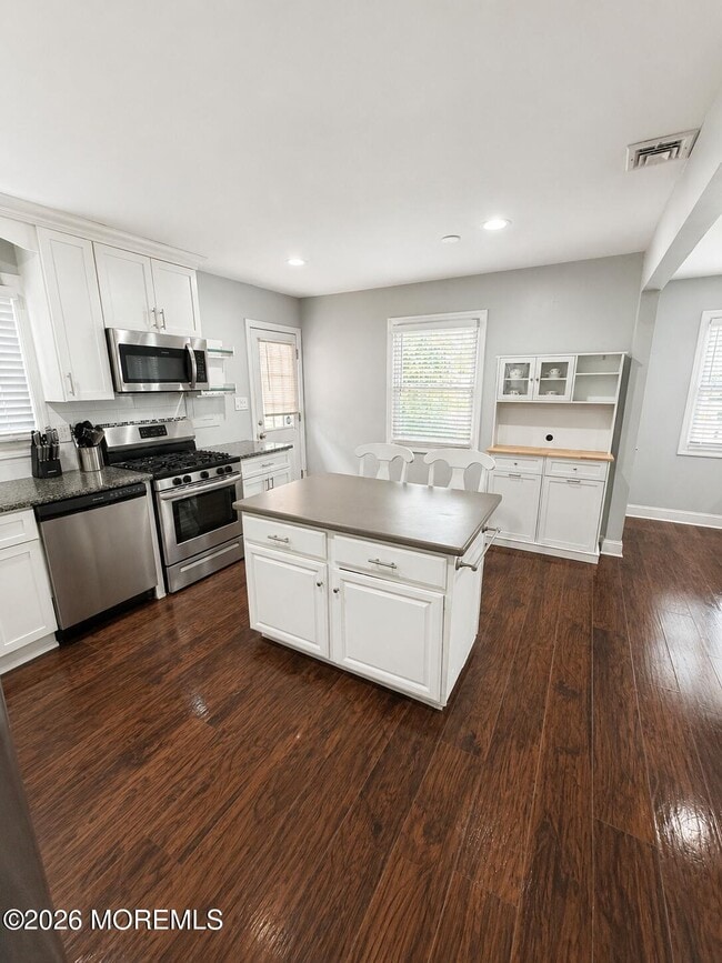 Building Photo - 194 2nd St