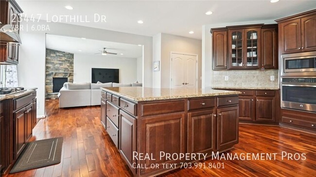 Building Photo - Beautifully Maintained 7 Bedroom 6 Bath Ho...