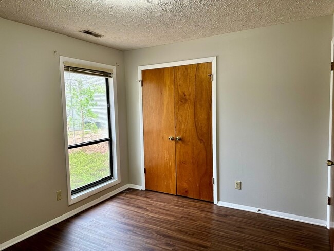 Building Photo - 1849 Tryon Dr