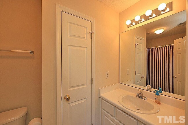 Building Photo - Room in House on College Ave