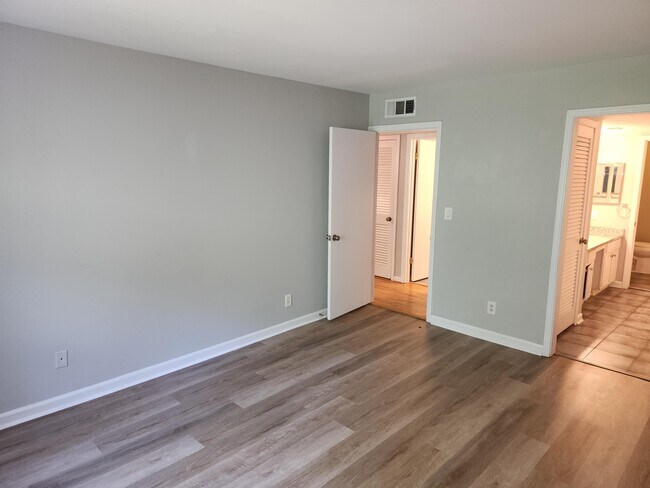 Building Photo - 67 Montre Square NW