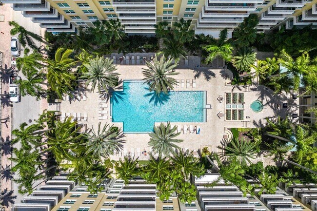 Building Photo - 700 E Boynton Beach Blvd