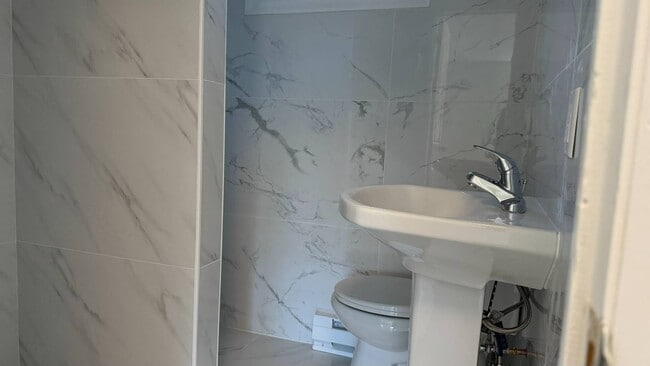 Building Photo - 224 Grape Hollow Rd