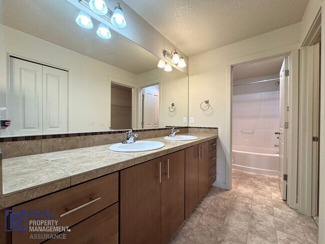 Building Photo - Beautiful 3 Bedroom With Utilities Included! MOVE IN READY!