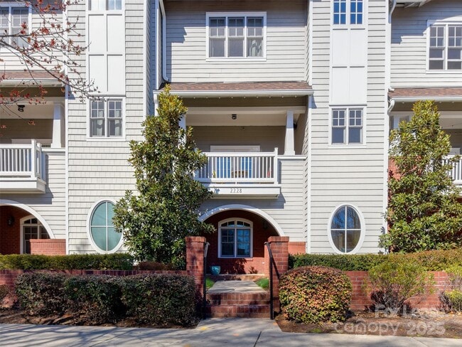 Building Photo - 2228 Lyndhurst Ave