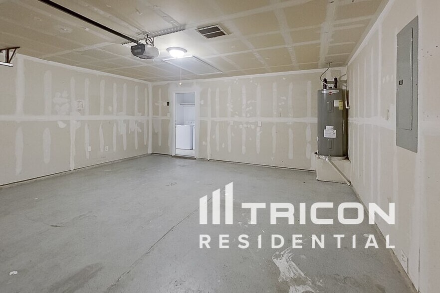 Building Photo - 2213 Wakecrest Dr