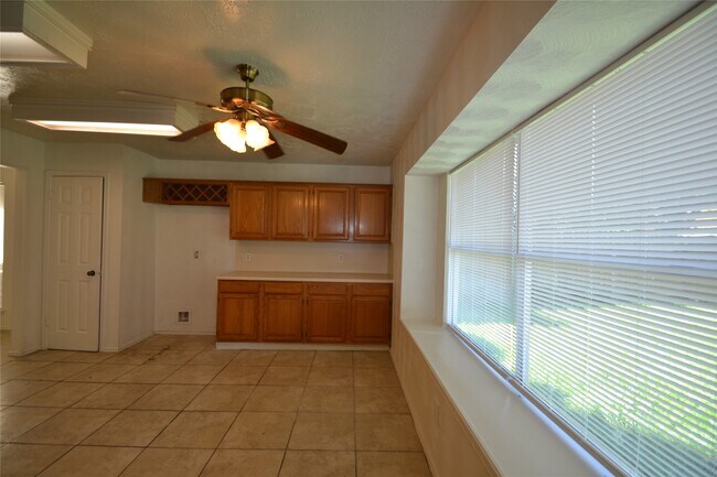 Building Photo - 12410 Meadow Briar Dr