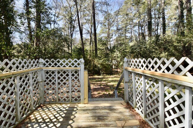 Building Photo - 667 Lorraine Dr