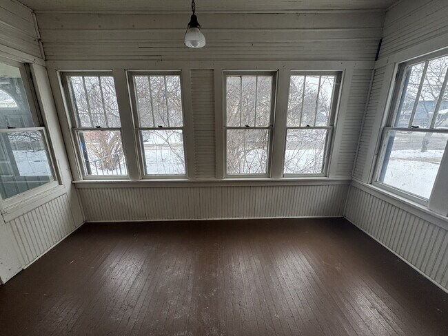 Building Photo - 405 N Queen Ave