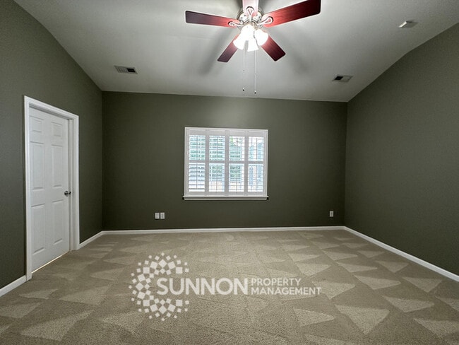 Building Photo - Charming 3-Bedroom Ranch with Sunroom & Wo...