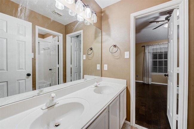 Building Photo - 815 Pointe Loma Dr