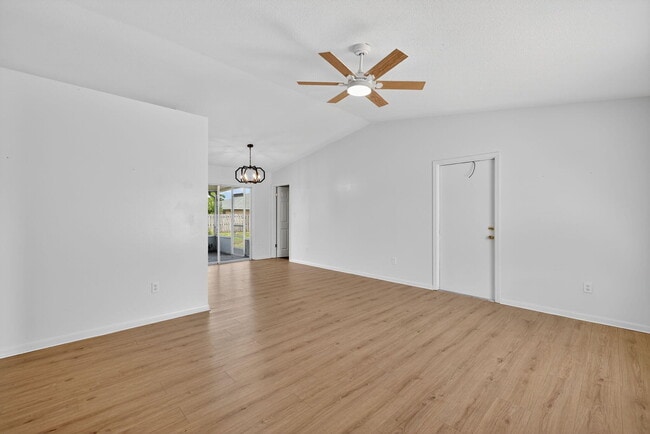 Building Photo - 561 SE Karrigan Terrace