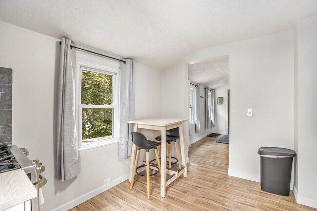 Building Photo - 37 Gold Ave NW