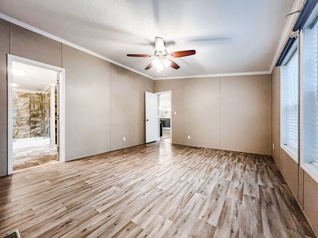 Building Photo - LOCATION! 5 mins from Carolina Beach bridg...