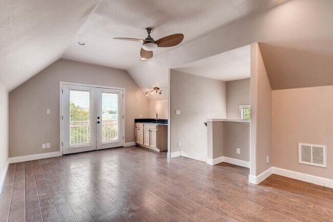 Building Photo - 906 Juniper St, Austin, Texas 78702