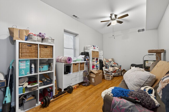 Building Photo - 3115 N Oakley Ave