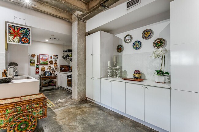 Building Photo - FANTASTIC 2-BEDROOM KING WILLIAM CONDOMINIUM