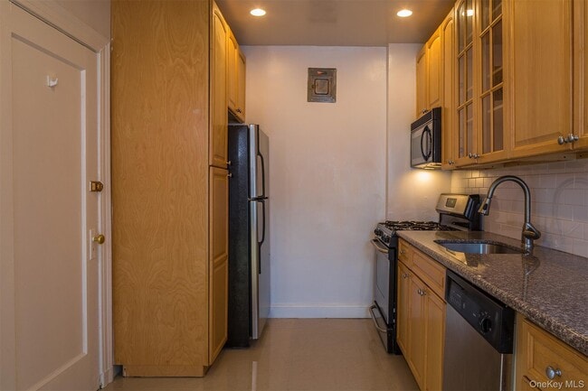 Building Photo - 9 Alden Pl