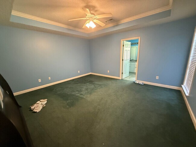 Building Photo - 4/2 Home Available Now!