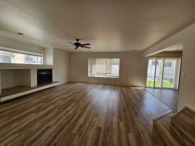 Building Photo - Massive and Expansive 5 Bedroom Green Vall...