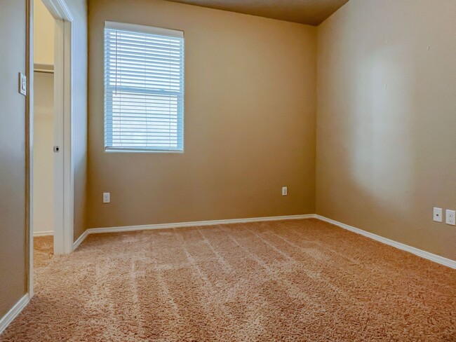 Building Photo - Modern 3 Bed 2 Bath Home - Pet Friendly!