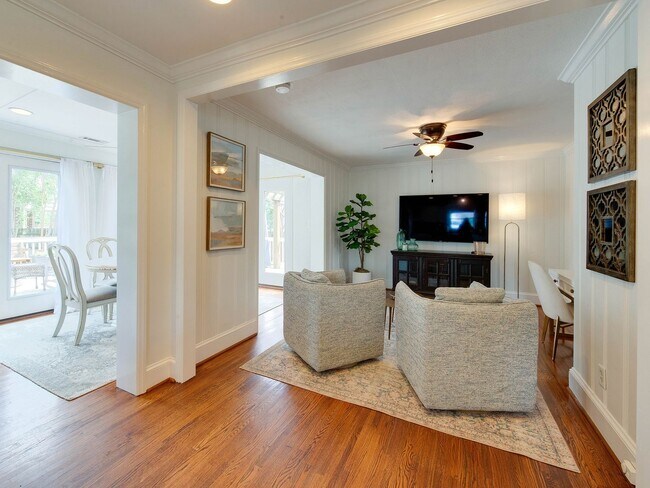 Building Photo - 3221 Sunset Dr