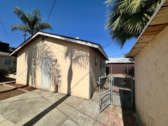 Building Photo - 728 N Palm Ave
