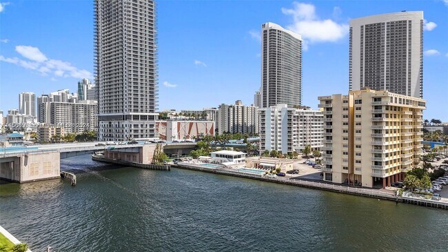 Building Photo - 1817 S Ocean Dr