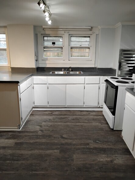 Building Photo - 210 Edward St