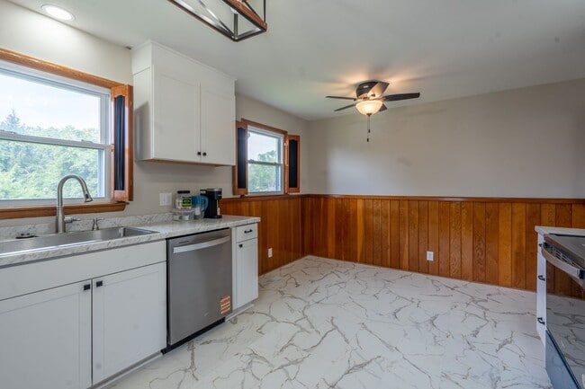 Building Photo - 2 bed and 1.5bath house with office space ...
