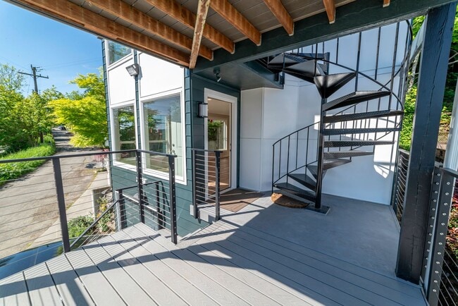 Building Photo - 329 Lakeside Ave S