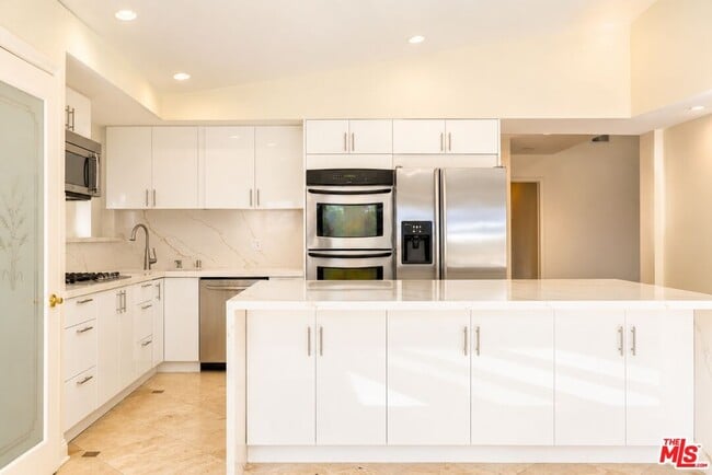 Building Photo - 23018 Bigler St