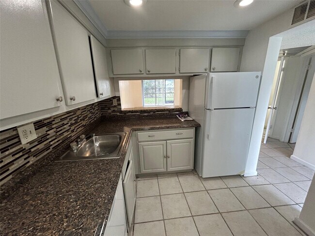 Building Photo - 8000 Fairview Dr