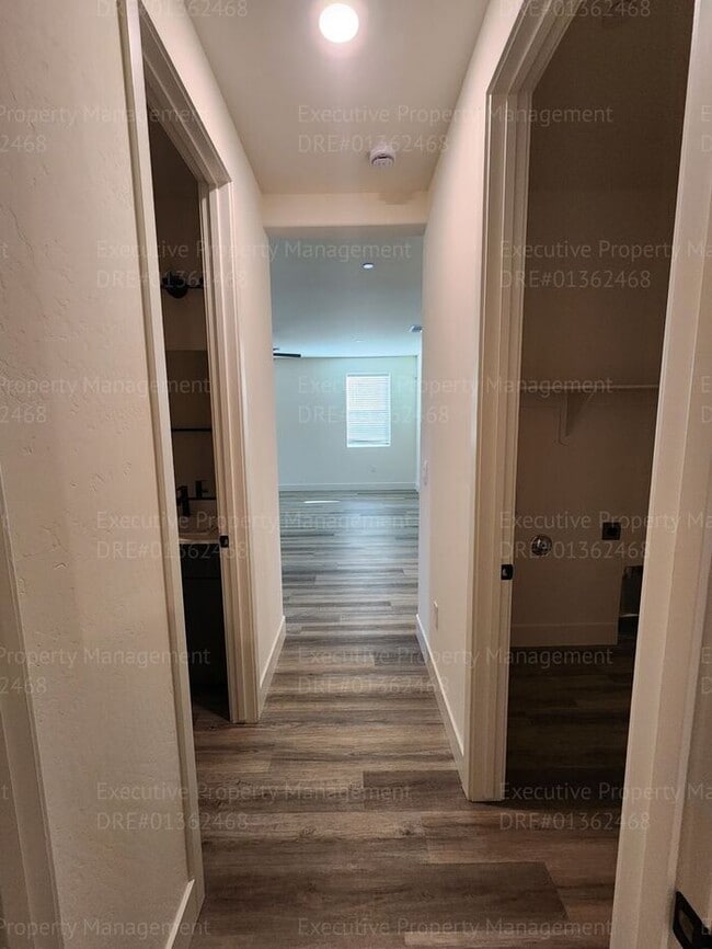Building Photo - 4 bedroom/ 3 bathroom split-wing home.