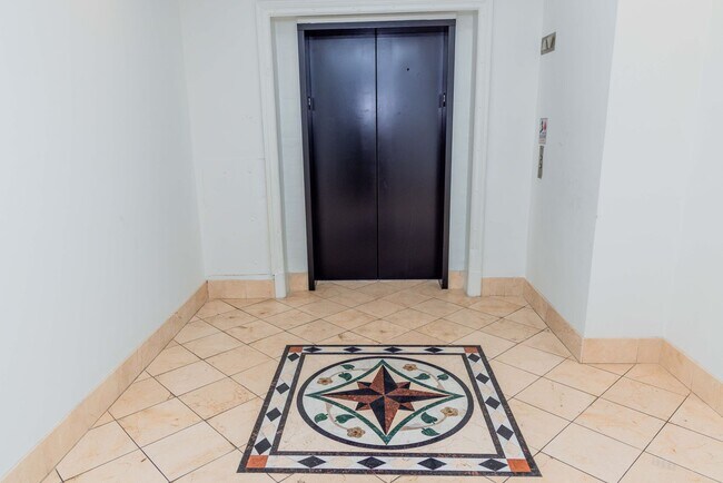 Building Photo - Luxury Two Bedroom Unit in  Downtown Business District