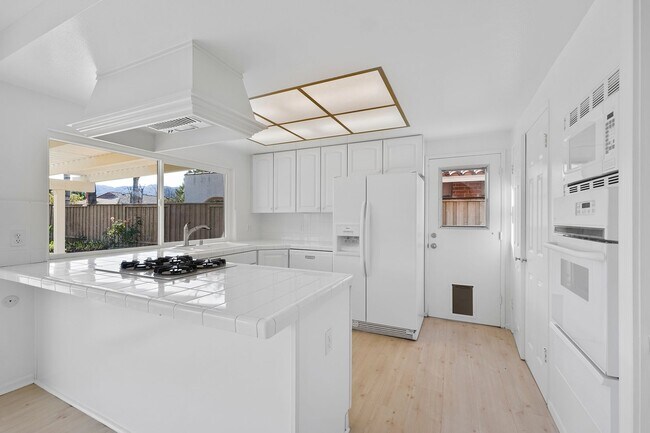 Building Photo - Beautiful Westlake First Neighborhood Family Home w/ Large Backyard with Panoramic Mtn Views
