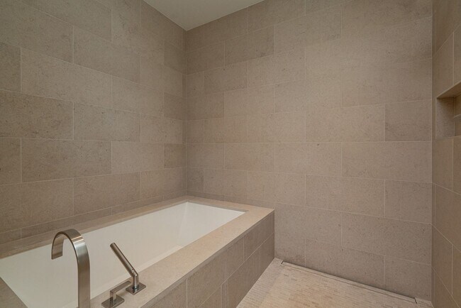 Building Photo - Luxurious 3BR Sky Residence at Park Lane