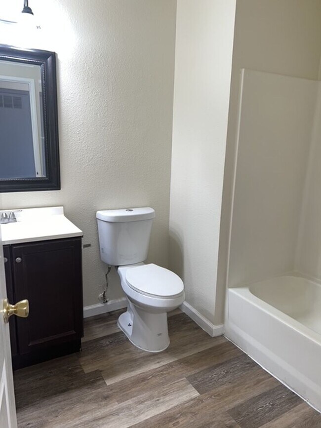 Building Photo - 1St Month's Rent FREE!!! 2 Bedroom 1 Bathr...