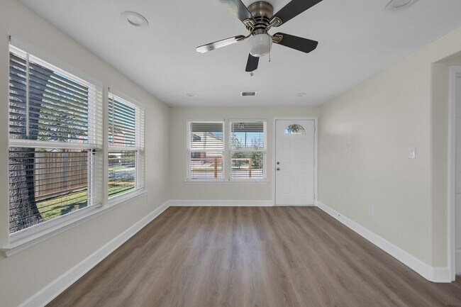 Building Photo - 632 E 38th St