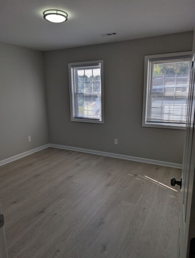Building Photo - Two bedroom, 1 bath Apartment in Burlington