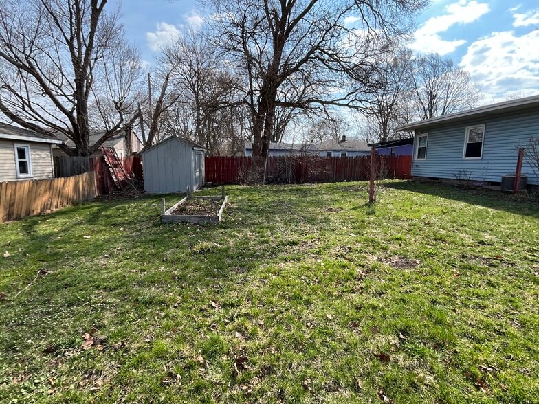 Building Photo - 393 W 20th St