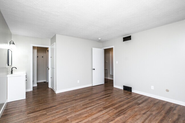 Building Photo - 886 Linworth Road East