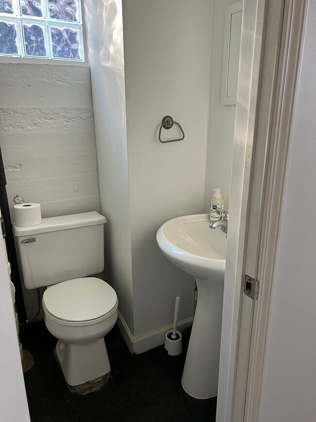 Building Photo - 4964 Oaklawn Dr